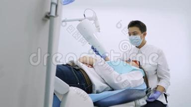 女士在牙科医生办公室用<strong>紫外线</strong>`机器进行<strong>紫外线</strong>美白.